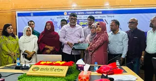 ময়মনসিংহে ফ্যামিলি কার্ডের তথ্য সংগ্রহকারীদের মাঝে ট্যাব বিতরণ